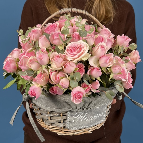 25 розовых кустовых роз Динара в корзине