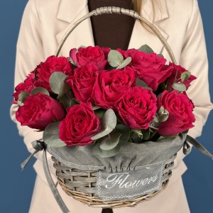 25 малиновых роз Такаци в корзине