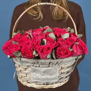 51 малиновая роза Такаци в корзине