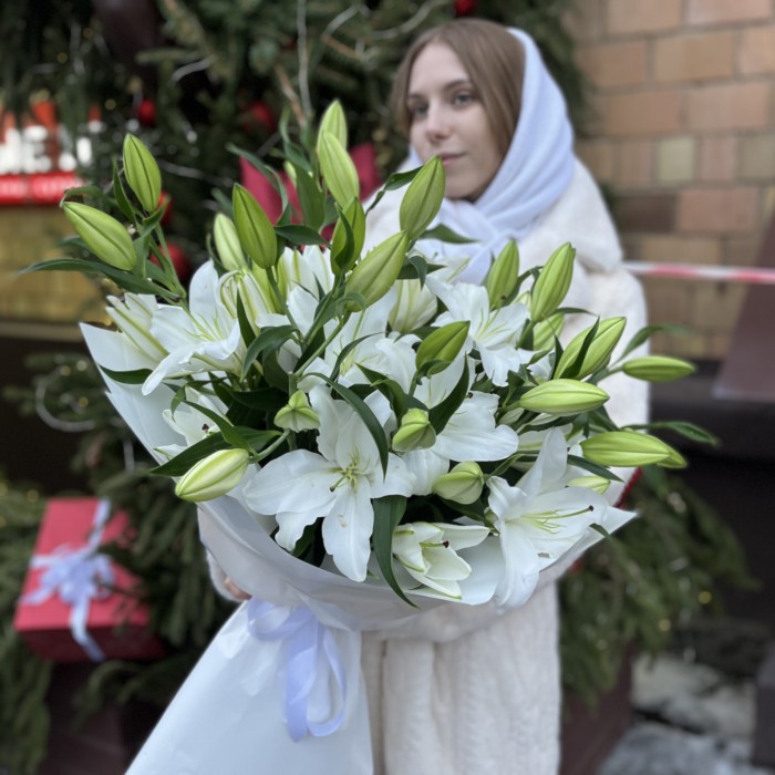 11 белых Восточных лилий