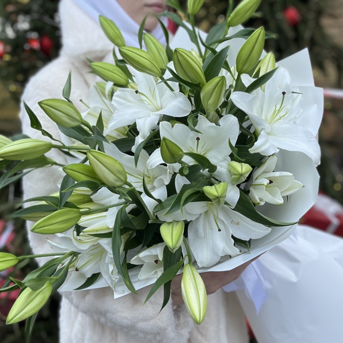 11 белых Восточных лилий
