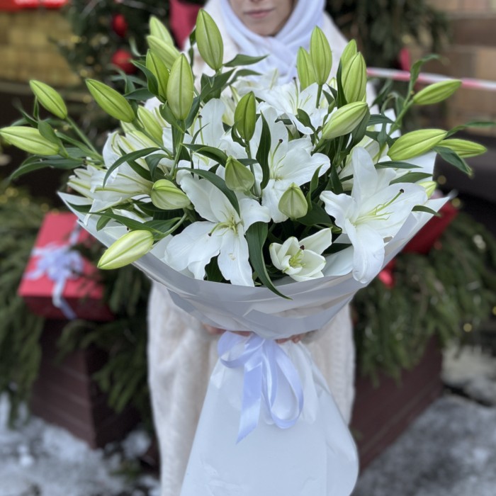11 белых Восточных лилий