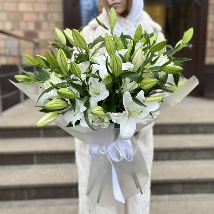 15 белых Восточных лилий