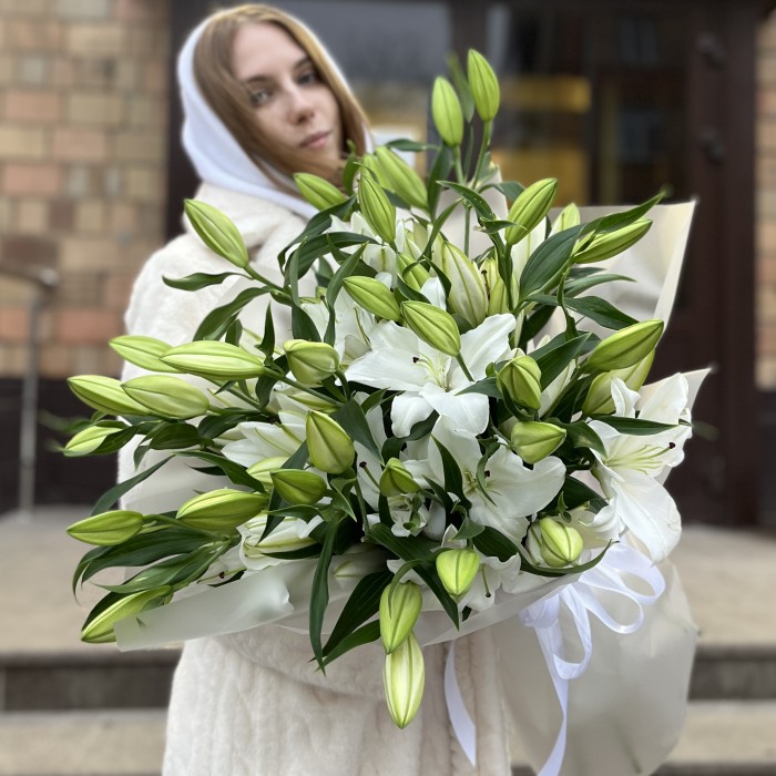 15 белых Восточных лилий