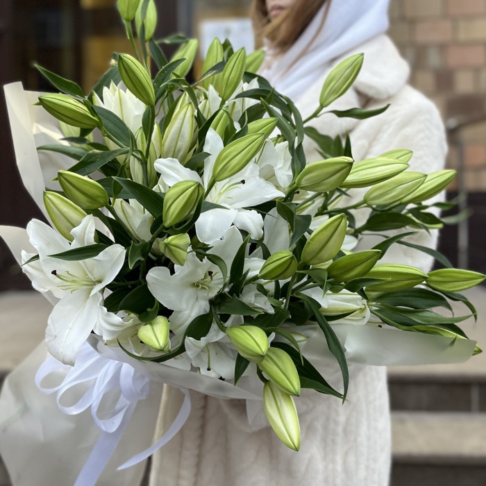 15 белых Восточных лилий