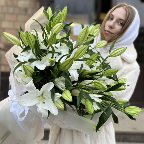 15 белых Восточных лилий