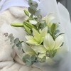 3 белые лилии азиатки с эвкалиптом