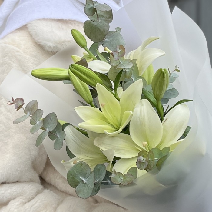 3 белые лилии азиатки с эвкалиптом