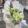3 белые лилии азиатки с эвкалиптом