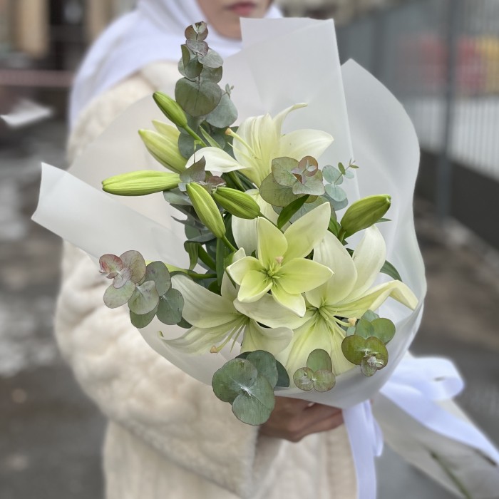 3 белые лилии азиатки с эвкалиптом