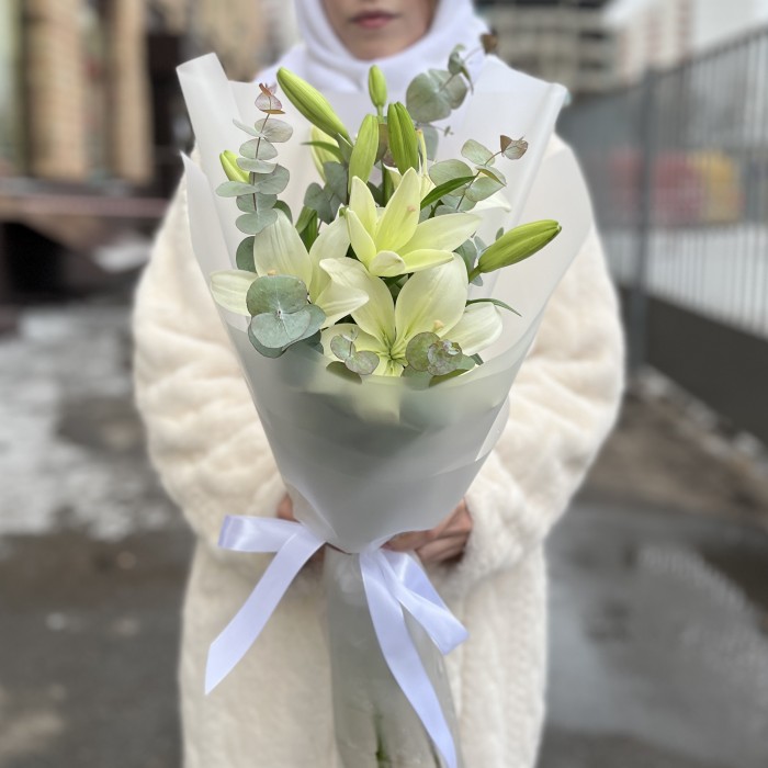 3 белые лилии азиатки с эвкалиптом