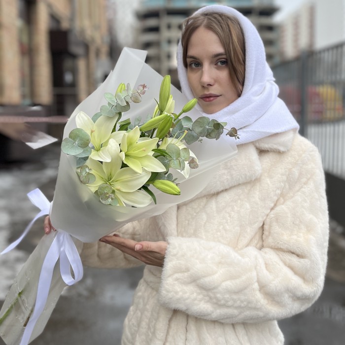 3 белые лилии азиатки с эвкалиптом