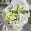 3 белые лилии азиатки с эвкалиптом