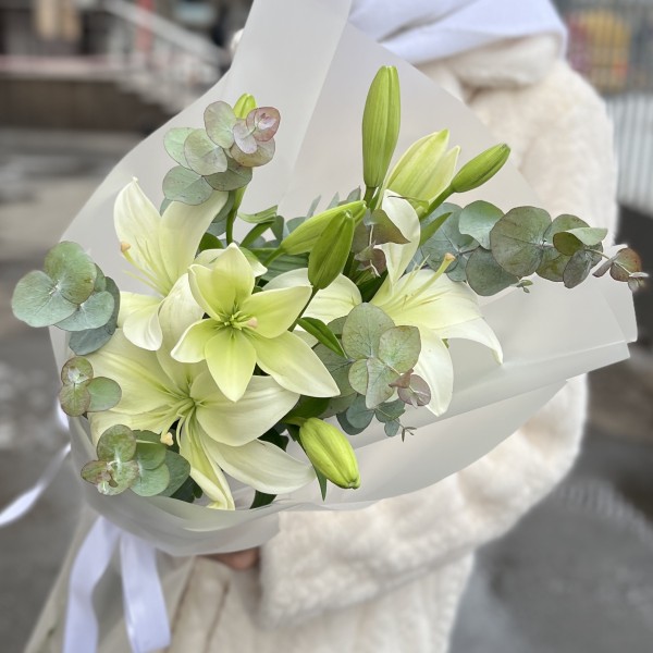 3 белые лилии азиатки с эвкалиптом