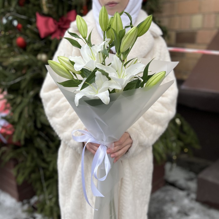 3 белые восточные лилии