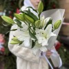 3 белые восточные лилии