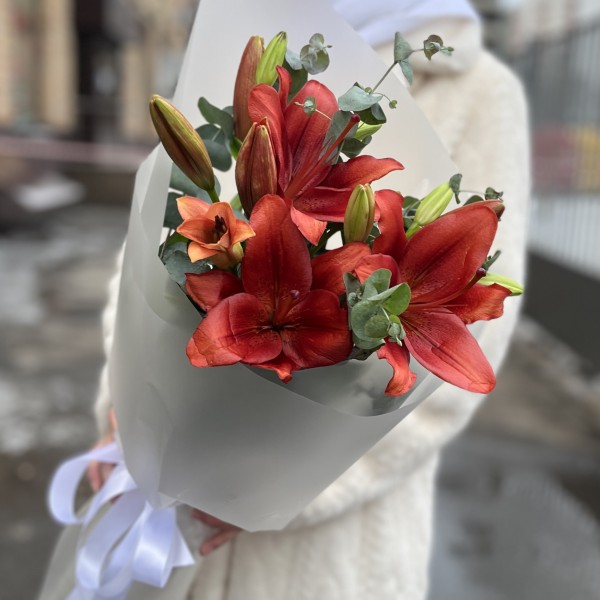 3 бордовые лилии с эвкалиптом