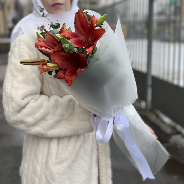 3 бордовые лилии с эвкалиптом