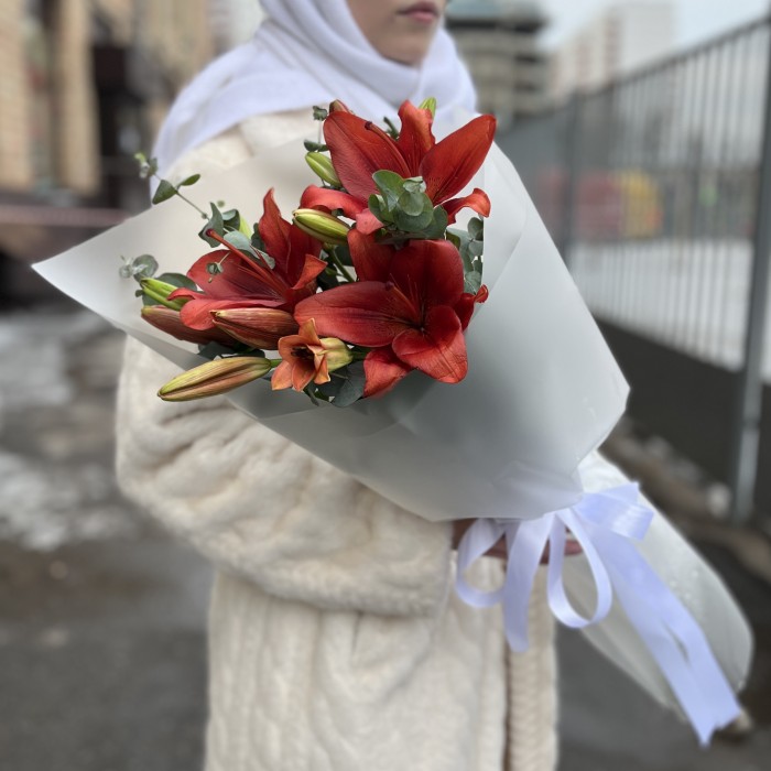 3 бордовые лилии с эвкалиптом