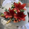 3 бордовые лилии с эвкалиптом