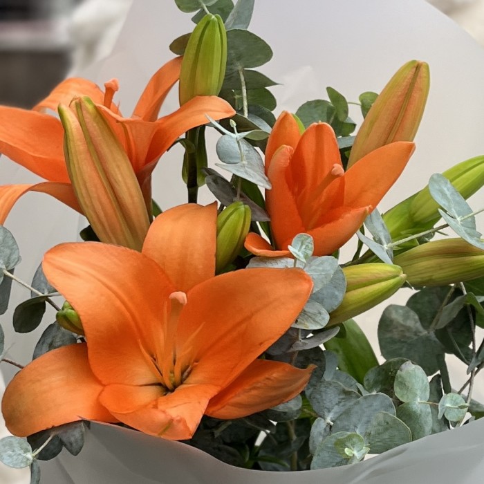 3 оранжевые лилии с эвкалиптом
