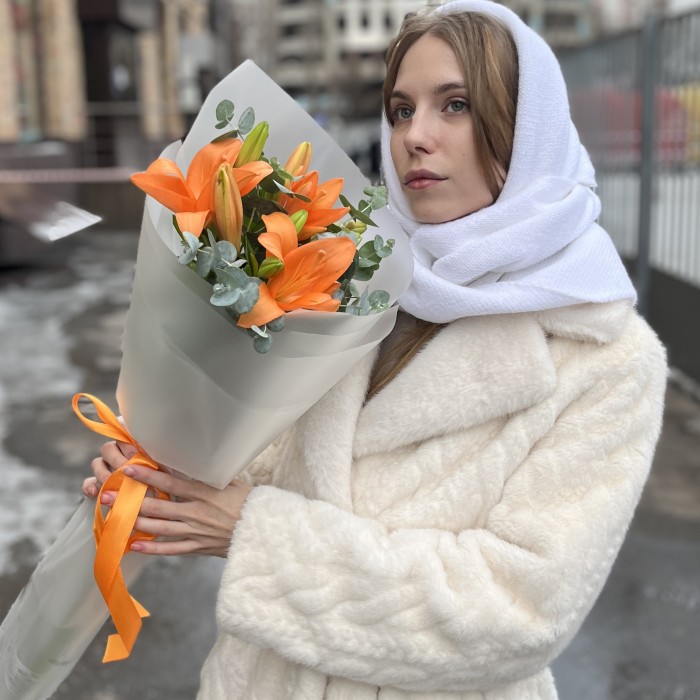 3 оранжевые лилии с эвкалиптом