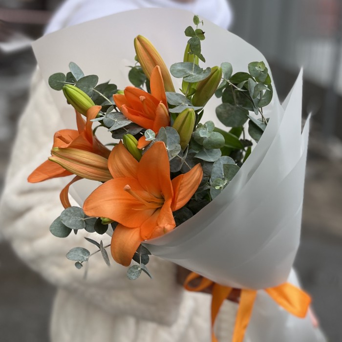 3 оранжевые лилии с эвкалиптом