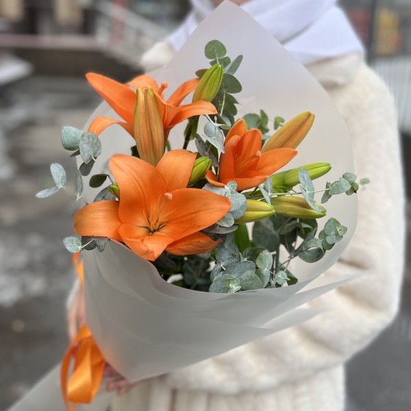 3 оранжевые лилии с эвкалиптом