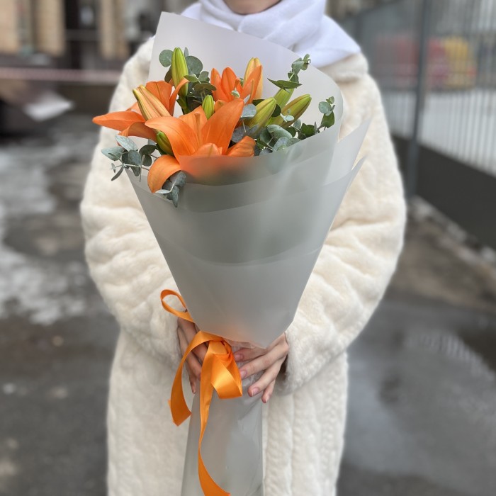 3 оранжевые лилии с эвкалиптом