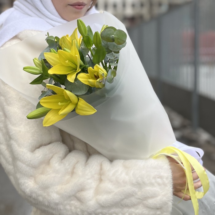 3 желтые лилии с эвкалиптом