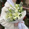 5 белых Восточных Лилий с эвкалиптом