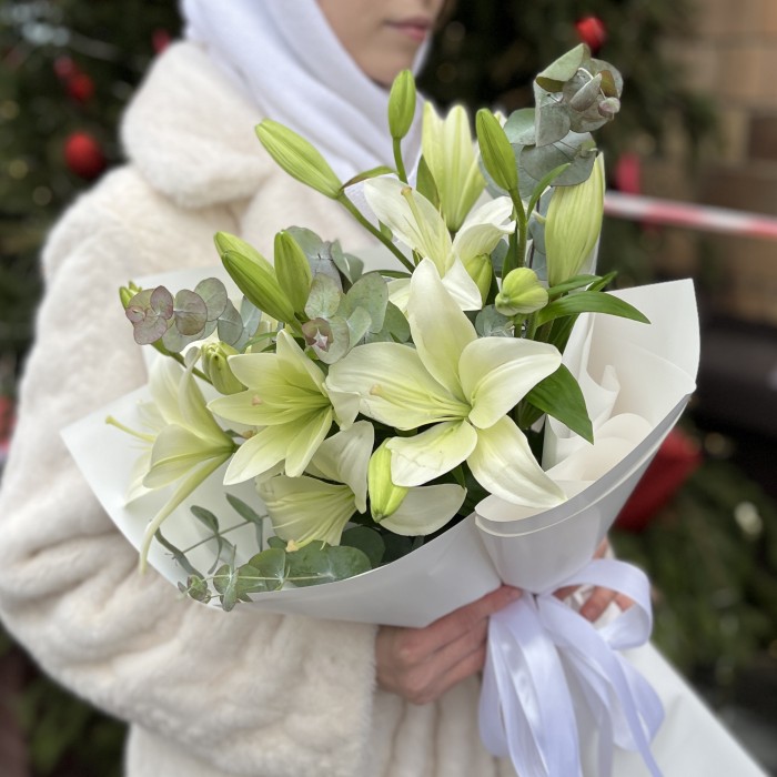 5 белых Восточных Лилий с эвкалиптом