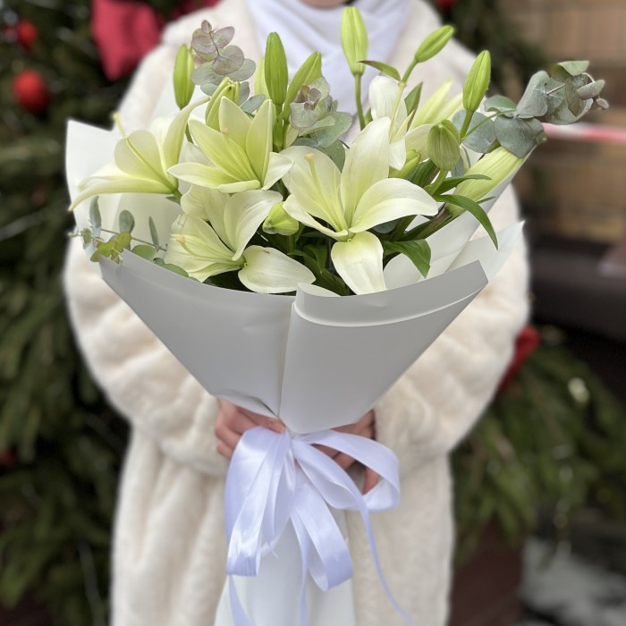 5 белых Восточных Лилий с эвкалиптом