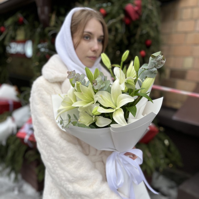 5 белых Восточных Лилий с эвкалиптом