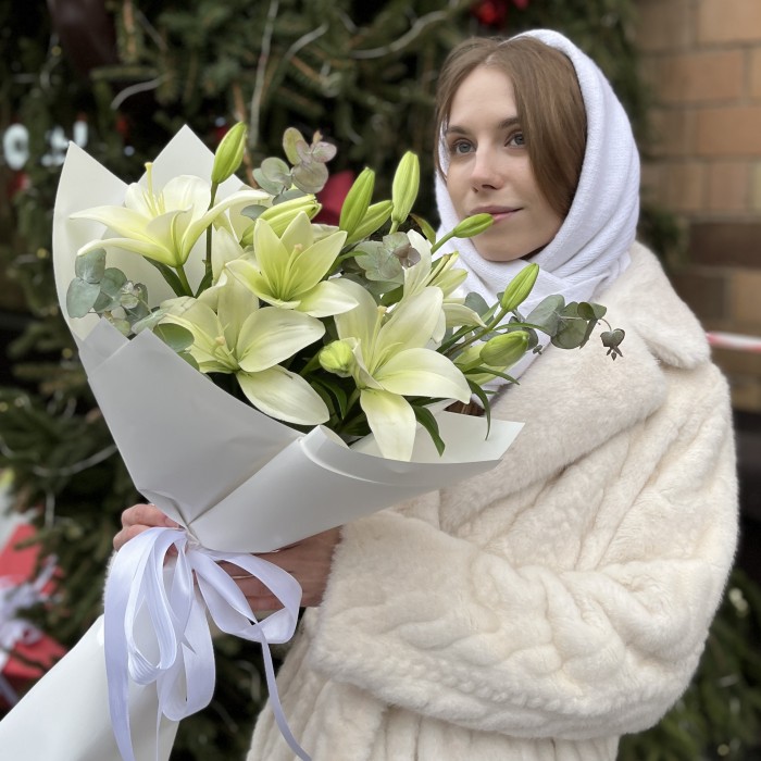 5 белых Восточных Лилий с эвкалиптом