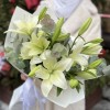 5 белых Восточных Лилий с эвкалиптом