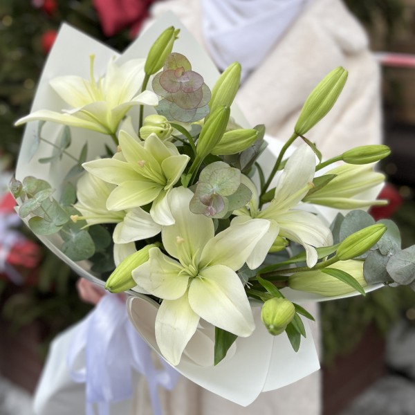 5 белых Восточных Лилий с эвкалиптом