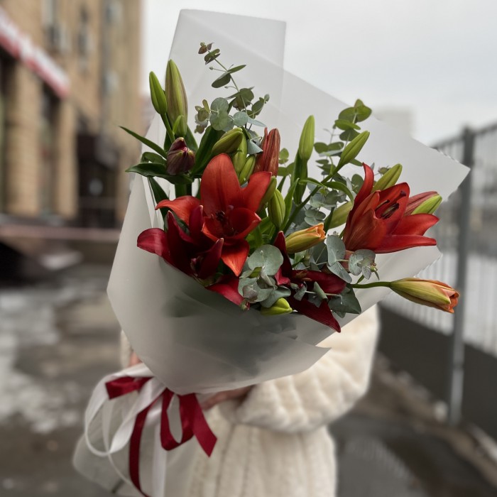 5 бордовых лилий с эвкалиптом