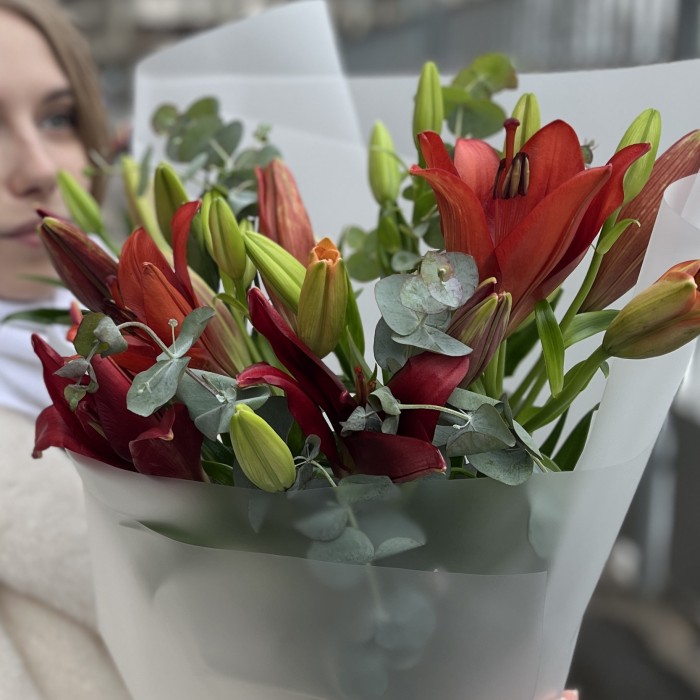 5 бордовых лилий с эвкалиптом