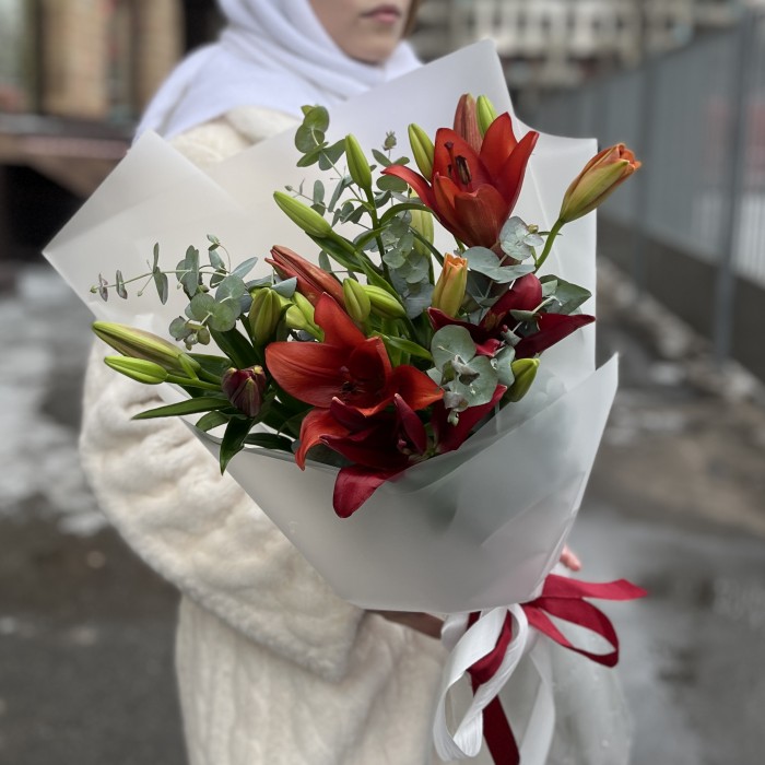 5 бордовых лилий с эвкалиптом
