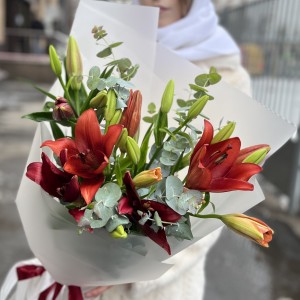 5 бордовых лилий с эвкалиптом