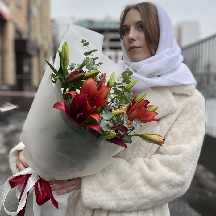 5 бордовых лилий с эвкалиптом