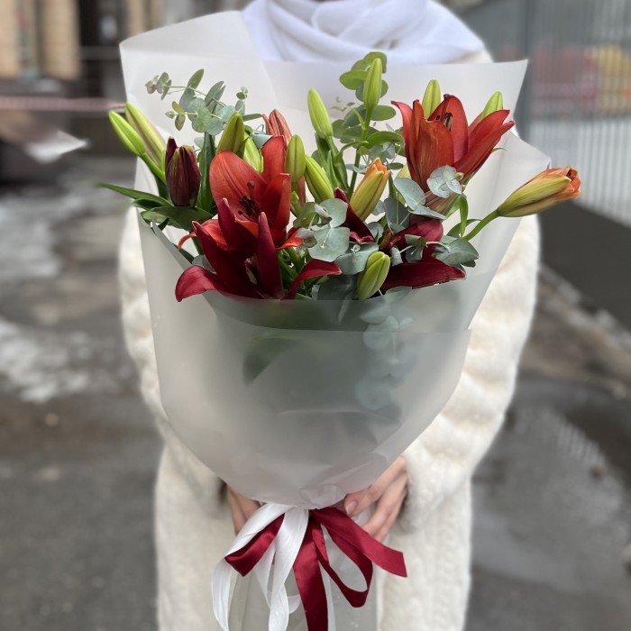 5 бордовых лилий с эвкалиптом