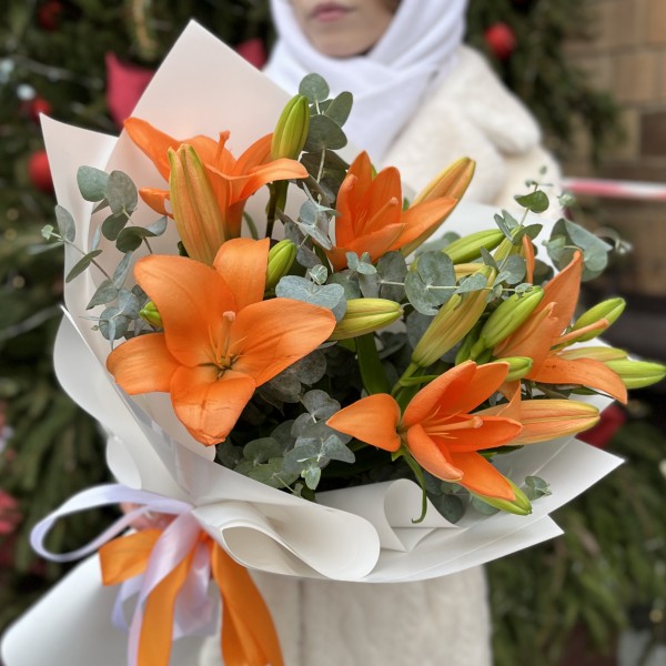 5 оранжевых лилий с эвкалиптом