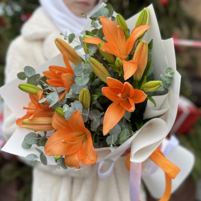 5 оранжевых лилий с эвкалиптом