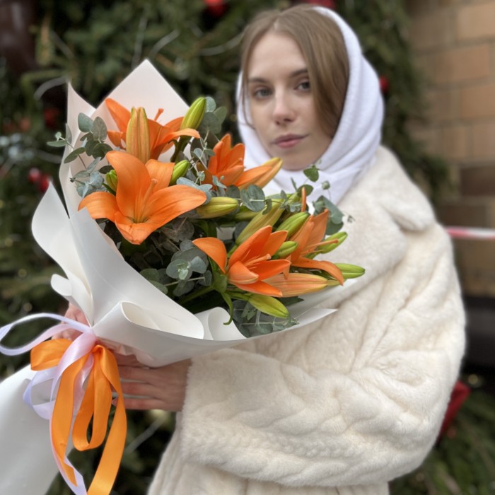 5 оранжевых лилий с эвкалиптом