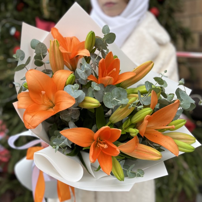 5 оранжевых лилий с эвкалиптом