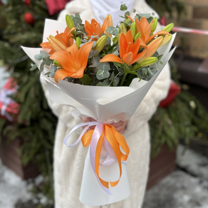 5 оранжевых лилий с эвкалиптом