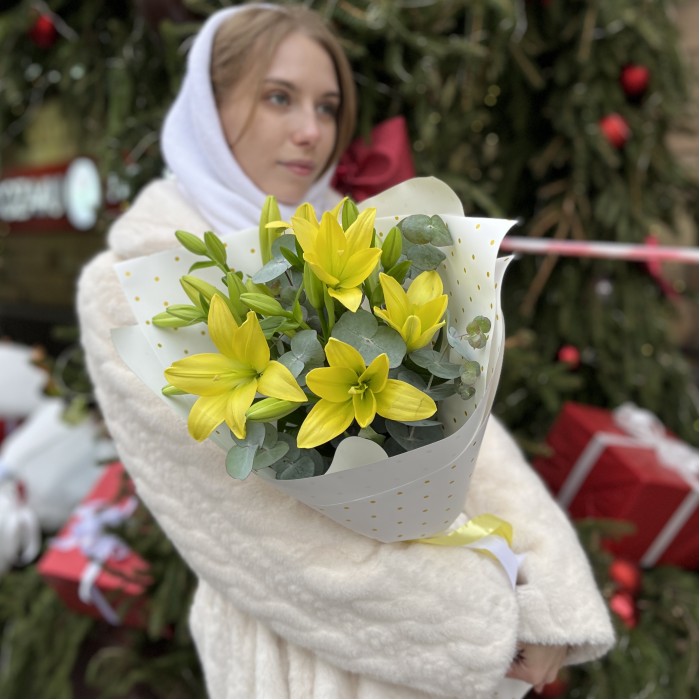 5 желтых лилий с эвкалиптом