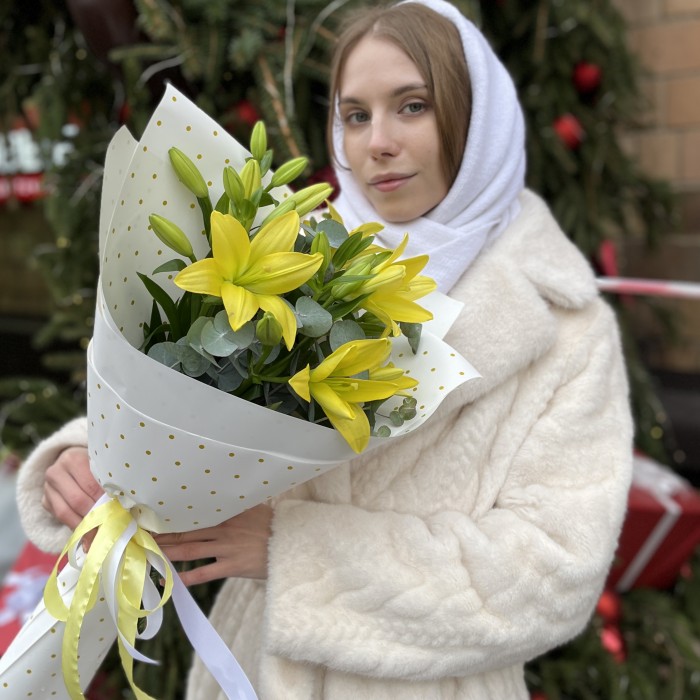 5 желтых лилий с эвкалиптом